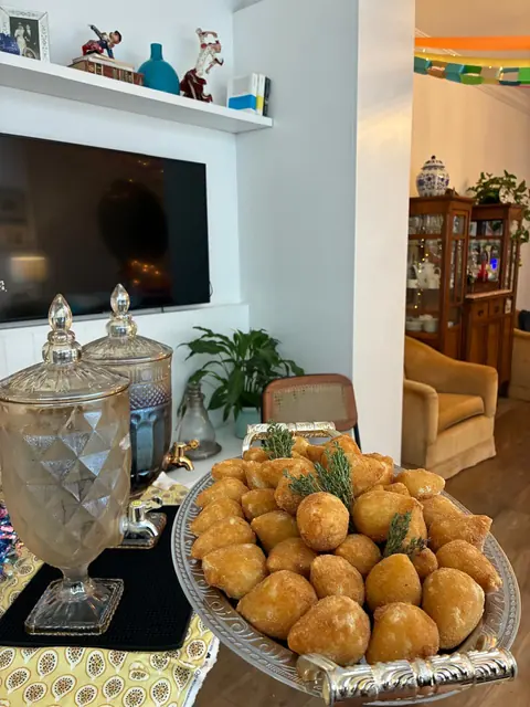 Finger food: salgadinhos fritos dourados em travessa prateada com ramos de tomilho